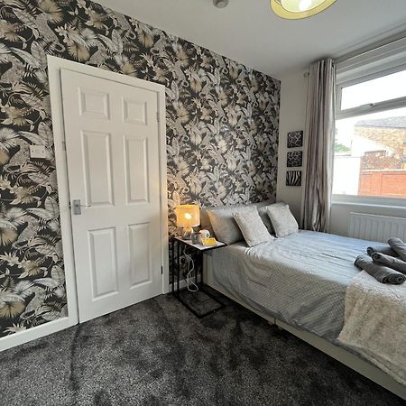 Modernised Central Wigan Townhouse Sleeps Up To 6 Екстериор снимка