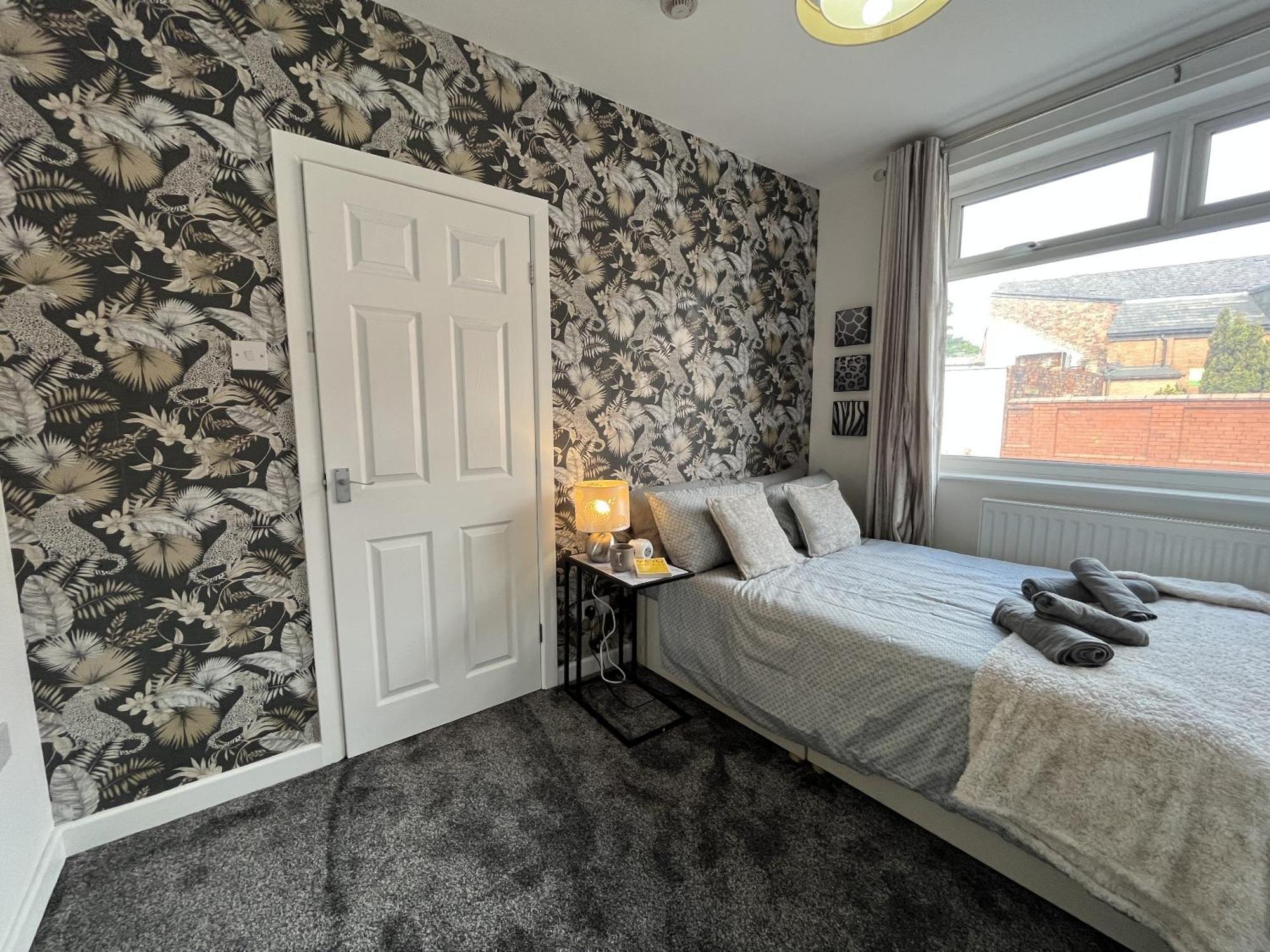 Modernised Central Wigan Townhouse Sleeps Up To 6 Екстериор снимка